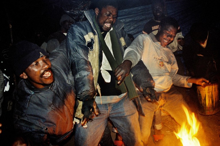 inmigrantes se animan antes bajar hacia la frontera que les depara de Europa