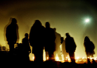 inmigrantes esperan para pasar la frontera.