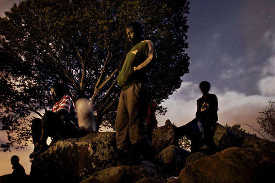 0005gurugu inmigrantes CAMERUNmiran las luces de Melilla