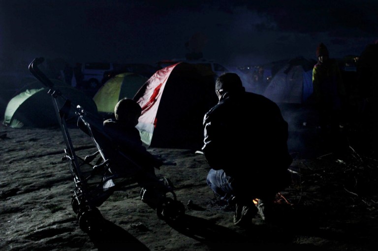 00011 un padre y su hijo preparan una hoguera para resguardarse del frío