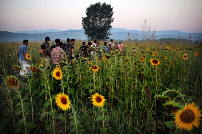 0010 una família de refugiados camina hacia Macedonia