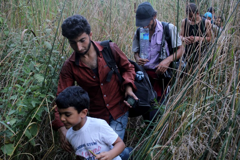 Motasin y el grupo con el que viaja siguen la ruta marca por el google maps para llegar al proximo pueblo de Hungria una vez cruzaron la valla que separa serbia de Hungria