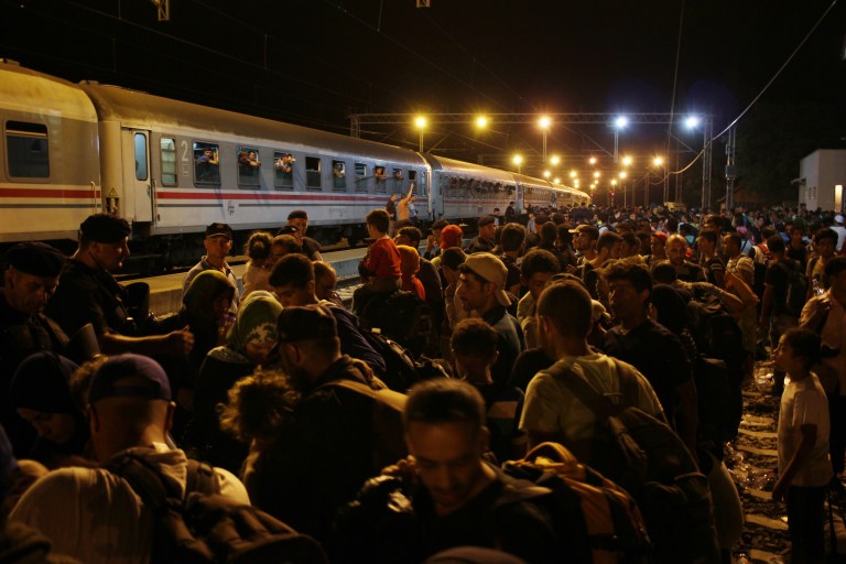 Tovarnik, Croacia miles de refugiados esperan poder subir al tren que les llevará hacia Zagreb